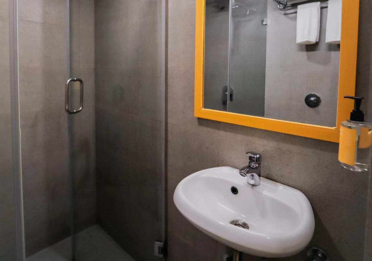 Bloom Hotel - Worli South Мумбай Екстериор снимка
